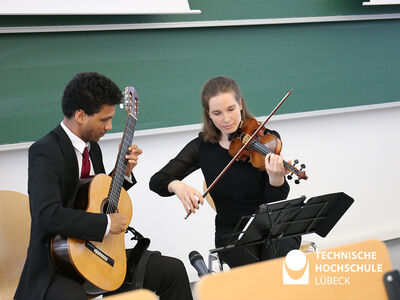 Das Duo Cantolegno begleitete die Veranstaltung musikalisch. 