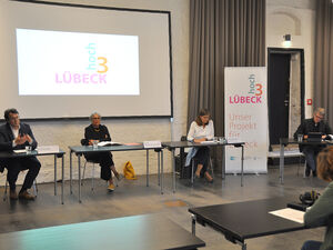 Vor der Presse erläutern die Präsidien und Possehl-Stiftungsvorsitz das Projekt „Lübeck hoch 3“
