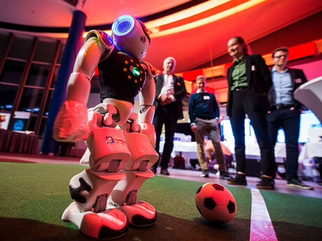 Die Roboter spielen Fußball! Foto: Olaf Malzahn