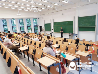 Der fünfte Jahrgang bereitet sich mit Dozent Moritz Hoffmann auf die Physik Klausur vor. Die Aufnahme entstand vor dem Inkrafttreten der verschärften Maßnahmen. Foto: Nicole Grimm 