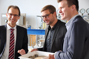 Prof. J. Lüking (links) erläutert beim Laborrundgang das Untersuchungsfeld: »Interaktion in nichtbindigen und bindigen« Böden. Foto: TH Lübeck 