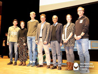 Studierende mit den Professoren Mojib Latif (3.v.r.) und Norbert Reintjes (4.v.r.). Foto: MuK