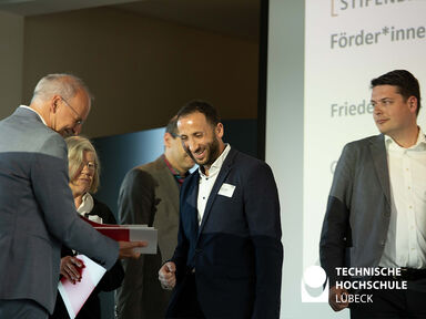Der Vizepräsident für Studium und Digitalisierung Jochen Abke (li.) übergibt Ibrahim Al Halabi (mi.) seine Urkunde. Foto: TH Lübeck 