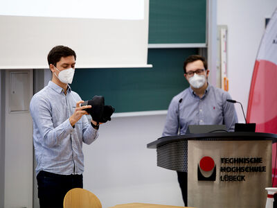 Die Studierenden Jan Felix Fischer und Jan Philip Schreiter bei der Veranstaltung KI in der Praxis - Anwendungsbeispiele für Deep Learning. Foto: TH Lübeck 