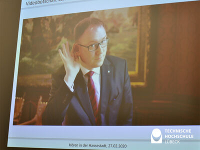 Auch Bürgermeister Jan Lindenau ist vom Stellenwert der Hörakustik für den Standort Lübeck überzeugt und sendete eine Videobotschaft zum Thema. Foto: TH Lübeck