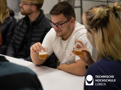 Anwesende Studierende konnten die bereits gebrauten Sorten probieren.