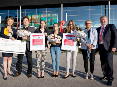 V.l.n.r.: Karin Prien (Ministerin), Prof. Dr. Henrik Botterweck (Vizepräsident TH Lübeck), Julia Frauenschuh, Lynn Bollmeyer und Ann-Christine Predian (Preisträgerinnen), Prof. Dr. Gabriele Gillessen-Kaesbach (Präsidentin Universität zu Lübeck), Frank Schumacher (Vorsitzender des Vorstandes der Sparkasse zu Lübeck AG). Foto: Felix König