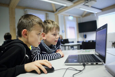 Ob allein oder im Team, mit vollem Einsatz und großer Begeisterung – wie die Großen. Foto: JuniorCampus/TH Lübeck