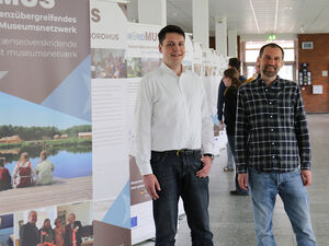 Projektleitung Andreas Dörich (links) und Projektmitarbeiter Thomas Muschal (beide TH Lübeck) eröffneten die Ausstellung im Atrium. Foto: TH Lübeck