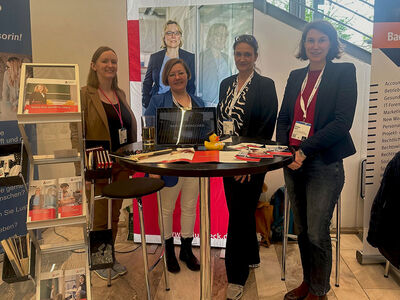 vier Frauen in einer Reihe stehen bei der Hannover Messe nebeneinander 