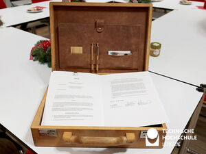 Die passende Hülle für den Vertrag: ein Holzkoffer von Erik Preuß, dem Geschäftsleiter des Holzbauzentrums*Nord (HBZ*Nord). Foto: TH Lübeck 