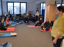 Trainerin Annette Gieß (vorne rechts) und Saskia Müller, Viactiv (hinten stehend) instruieren die Teilnehmenden. Foto: TH Lübeck