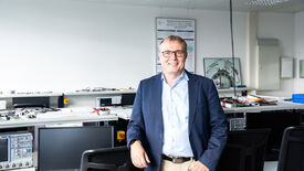 Professor Hellbrück steht in einem Technik Labor.