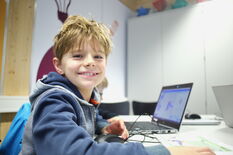 Junge coded mit Scratch