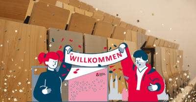 Auf dem Bild sieht man zwei Menschen, die ein Banner hochhalten auf dem steht "Willkommen"