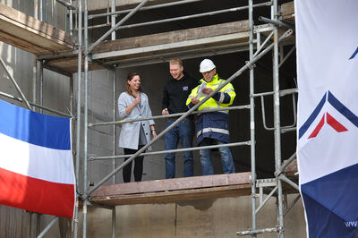 Richtspruch, v.l.: Kathrin Emme (StuPa TH Lübeck), Leonard Kruse (AStA TH Lübeck) und Polier Andreas Gratzfeld. Foto: TH Lübeck