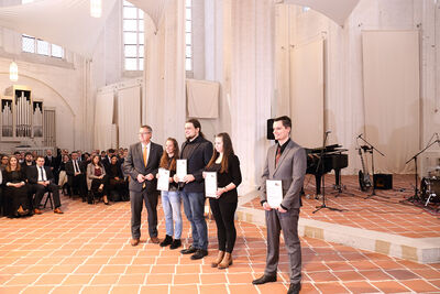 Schüttpreis für die besten Baustudierenden, v.l.: Oliver Schuldt, Yvonne Eisele, Henning Ukena, Olivia Anna Pabian und Finn-Hendrik Witt. Foto: TH Lübeck