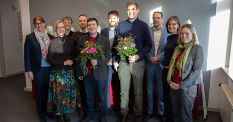 10 Personen stehen in einer Reihe