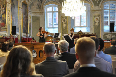 Violinen Duo „Sonor“ in der Besetzung mit der Stipendiatin Sophia Maiwald (rechts) und Nora Schreckenschläger. Foto: TH Lübeck