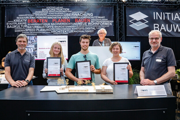 Platz 1 5 Personen und drei halten Urkunden hoch
