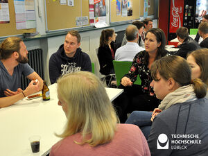 Rotierende Tischgespräche mit interessierten BWL-Studierenden. Foto: TH Lübeck