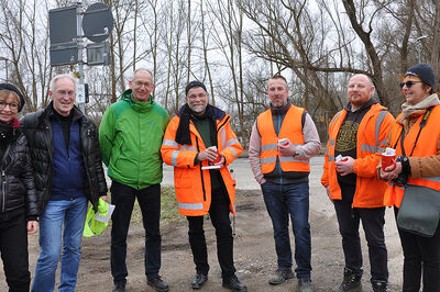 V.l.: Andrea Schauliess, THL; Prof. Michael Hoeft, THL; Prof. Holger Lorenzl, THL; Eckhard Templin, Peter Niebelschütz, Ronny Westendorf und Susann Sommerburg alle LBV – ein kleines Dankeschön. Foto: TH Lübeck