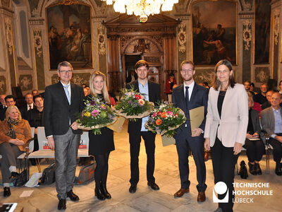 Preisverleihung im Rathaus:  von links: Max Schön, Prämienpreisträgerin Anna Treichel, Possehl-Ingenieur-Preisträger an Steffen Hellmann, Prämienpreisträger Niklas Menke und TH Präsidentin Dr. Muriel Helbig. Foto: TH Lübeck