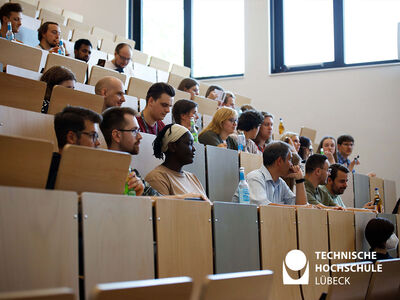 Studierende sitzen im Hörsaal