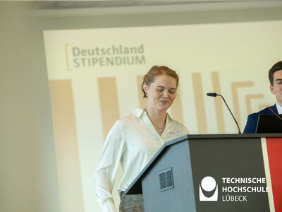 Stipendiatin Denise Bernau erzählt von den gemeinsamen Aktionen, die die Studierenden zusammen unternehmen. Zuletzt: eine Müllsammelaktion. Foto: TH Lübeck