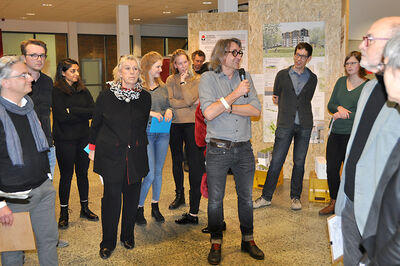 Dipl.-Ing. Angela Zett (4. v.l.) und Prof. Heiner Lippe (Mitte mit Mikro) bedanken sich bei der Jury, bei den Studierenden und bei den Auslobern für die tolle Arbeit. Foto: TH Lübeck