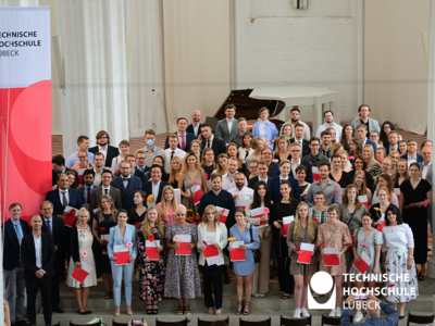 Sie haben es geschafft! Zahlreiche Studierende machten im WiSe 2021/22 ihren Abschluss und feierten diesen in der Petri Kirche. Foto: TH Lübeck