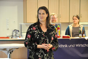 Kristin Köhler berichtet von ihrer Arbeit als Technische Vertriebsmitarbeiterin. Foto: TH Lübeck