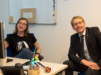 MP S.-H. Daniel Günther mit oncampus-Mitarbeiterin Anja Lorenz. Foto: oncampus/TH Lübeck