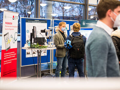 Auch die Beteiligten des Verbundprojekts PASBADIA stellten sich auf dem wAIhnachtsmarkt im Foyer des Audimax vor. Foto: Olaf Malzahn