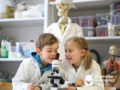 Diese beiden kleinen Forschenden haben sichtlich Spaß im JuniorCampus. Foto: TH Lübeck 