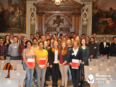 Neue Stipendiat*innen und Unternehmen bei der 8. Vergaberunde des Deutschlandstipendiums im Lübecker Rathaus. Foto: TH Lübeck