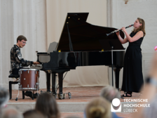 Johannes Pries und Lina Gronemeyer begleiteten die Studierenden bei ihrer Graduierung musikalisch. Foto: TH Lübeck 