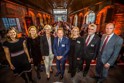 Hoher Besuch beim Festakt: v.l.: Gastgeberin Dr. Muriel Helbig, Präsidentin TH Lübeck; Karin Prien, Wissenschaftsministerin Schleswig-Holstein; Anja Karliczek, Bundesministerin für Bildung und Forschung, Prof. Dr. Karim Khakzar, Vizepräsident der HRK, Sprecher der HAWs/ FHs in der HRK; Marika Lulay, Chief Executive Officer der GFT Technologies SE (Absolventin der FH Darmstadt); Prof. Dr. Armin Willingmann, Minister für Wirtschaft, Wissenschaft und Digitalisierung des Landes Sachsen-Anhalt und Prof. Dr. Peter-André Alt, Präsident der HRK. Foto: O. Malzahn