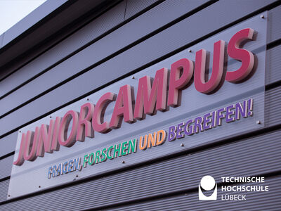 Bild zeigt Fassade mit Juniorcampus Logo