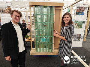 Anton Brodmann und Muriel Helbig präsentieren die Sonnenblende aus recyceltem Material. Foto: TH Lübeck 
