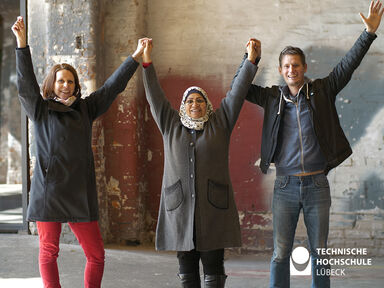 V.l.: Stefanie Bock (TH Lübeck), Frakid Faisal Abdulwahhab und Alexander Eberhard (TH Lübeck) freuen sich über Unterstützung für ihr Projektvorhaben. Foto: TH Lübeck