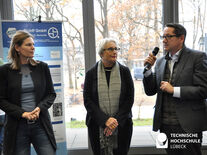 Eröffnung - IHK-Geschäftsführer Lars Schöning und die Präsidentinnen der Lübecker Hochschulen, Prof. Dr. Gabriele Gillessen-Kaesbach, Universität Lübeck (Mitte) und Dr. Muriel Helbig, Technische Hochschule Lübeck eröffnen den Karrieretag. Foto: TH Lübeck