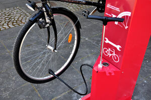 Das Fahrrad kann in die Station eingehängt werden.