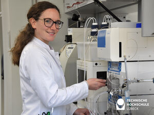 Doktorandin Johanna Gasser im Labor für Instrumentelle Analytik. Foto: TH Lübeck