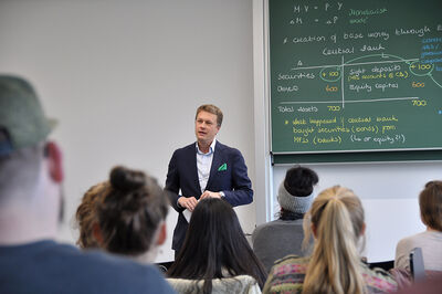 Bad Schwartaus Bürgermeister Dr. Uwe Brinkmann erläutert das Vorhaben. Foto: TH Lübeck