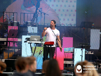 Felix Thiesen auf der Bühne des Song-Contests auf dem Campus der Technischen Hochschule. Foto: TH Lübeck