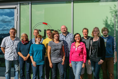 Arbeitsgruppe Biotechnologie an der TH Lübeck mit den drei Promotionskandidat*innen, Ann-Katrin Lehmann, (6.v.r.), Nicole Kuhlmann, (2.v.r.) und Christian Grünewald (rechts). Foto: Centrum Industrielle Biotechnologie (CIB)