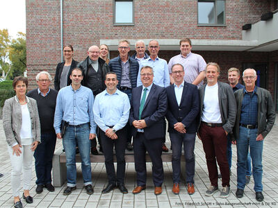 Vertretungen im BIM Cluster Lübeck mit Oliver Schuldt, Schütt-Bau, 1. Vorsitzender (4.v.r.) und Prof. Walter Sharmak, TH Lübeck, 2. Vorsitzender des BIM Cluster Lübeck. Foto: Friedrich Schütt + Sohn Baugesellschaft mbH & Co. KG