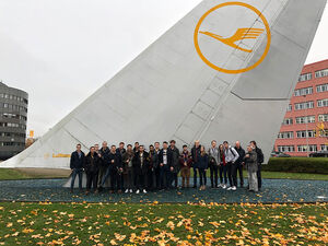 Teilnehmer*innen Exkursion zur Werft der Lufthansa Technik AG in Hamburg. Foto: Prof. Dr. U. Timm