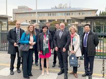 Britta Buschfeld (4.v.l.), THL-VP-Frank Schwartze (dahinter), Nicola Graessner, THL (2.v.r.) und Zhang, Ye (rechts) in der Deutschen Botschaft. Foto: AHK Greater China